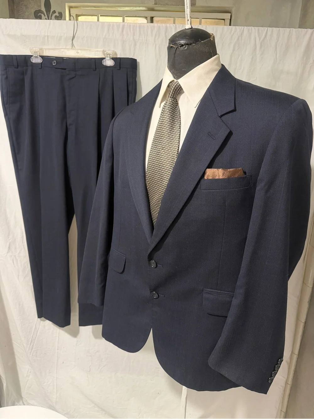 Evan Picone Men's Navy Blue Two-Piece Suit imported Fabrics. ☑️